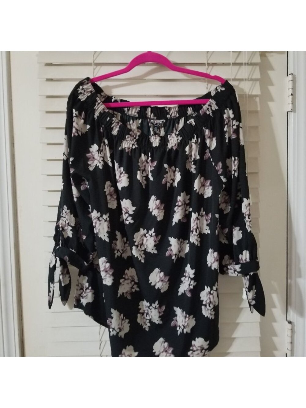 Time To Bloom Womens Floral Off-Shoulder Blouse 2X Black & White With Purple Acc